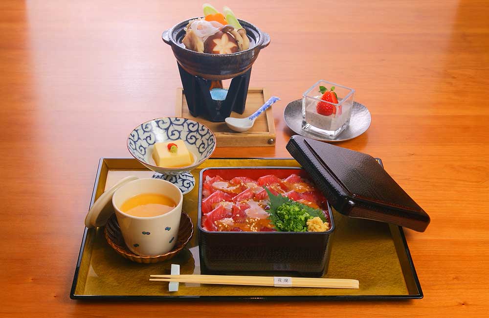 鰹のごまじょうゆ重と具沢山特選小鍋膳