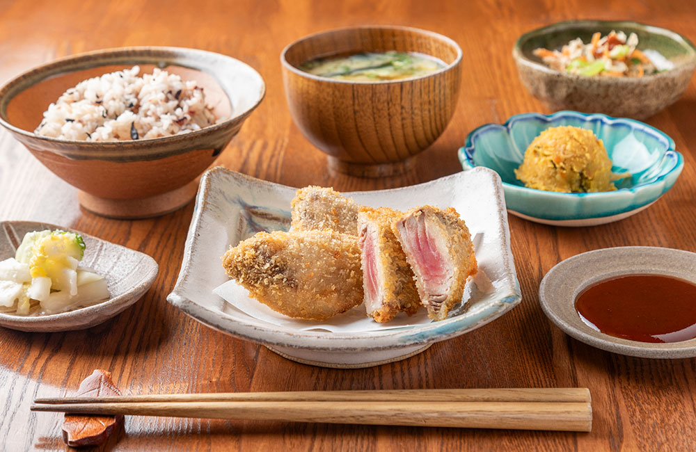 一汁三菜定食の主菜「カツオのフライ」